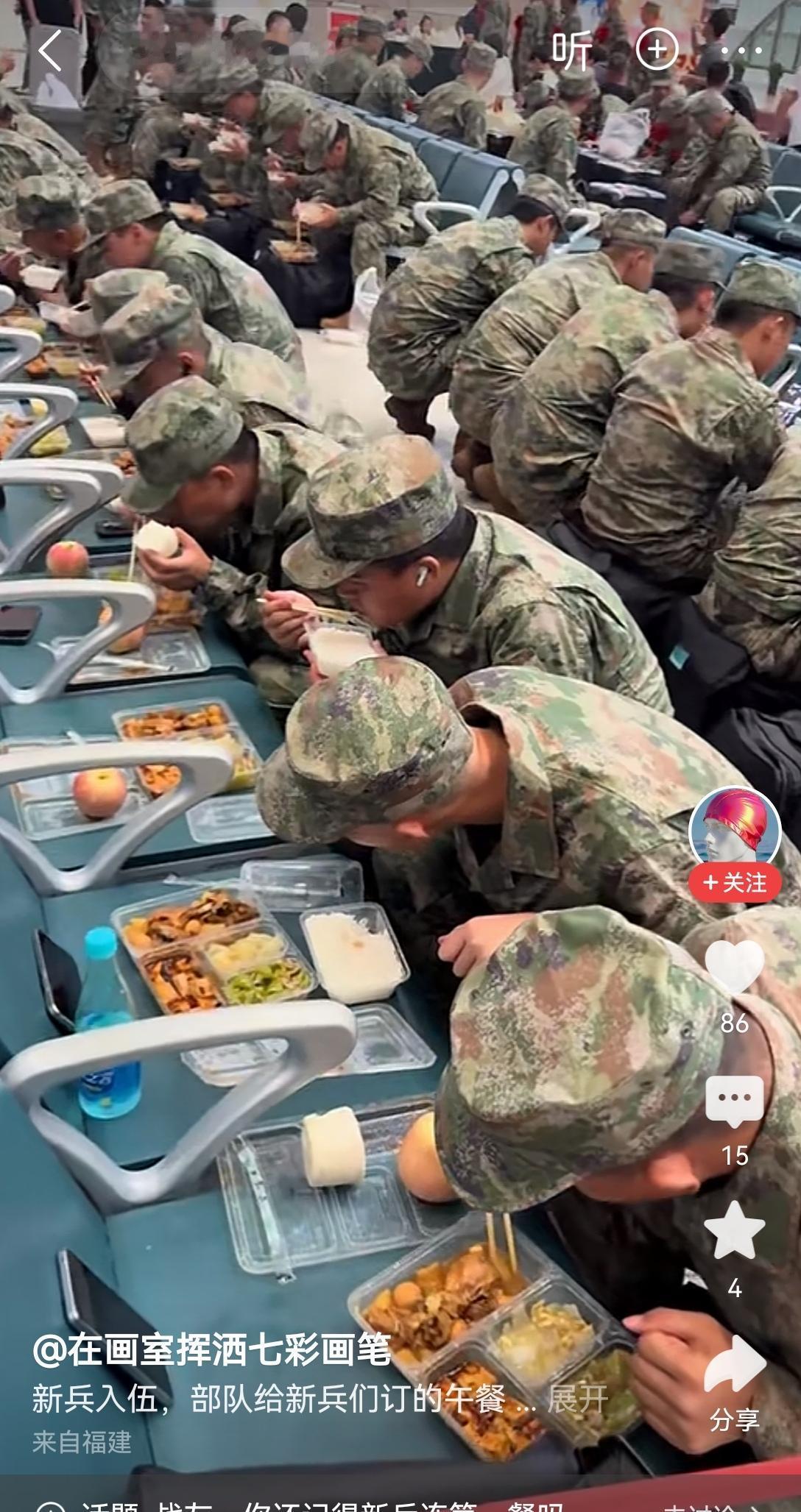 【新兵入伍路途在车站整整齐齐吃盒饭】前几天刷到车站里新兵们坐得整整齐齐吃盒饭的视