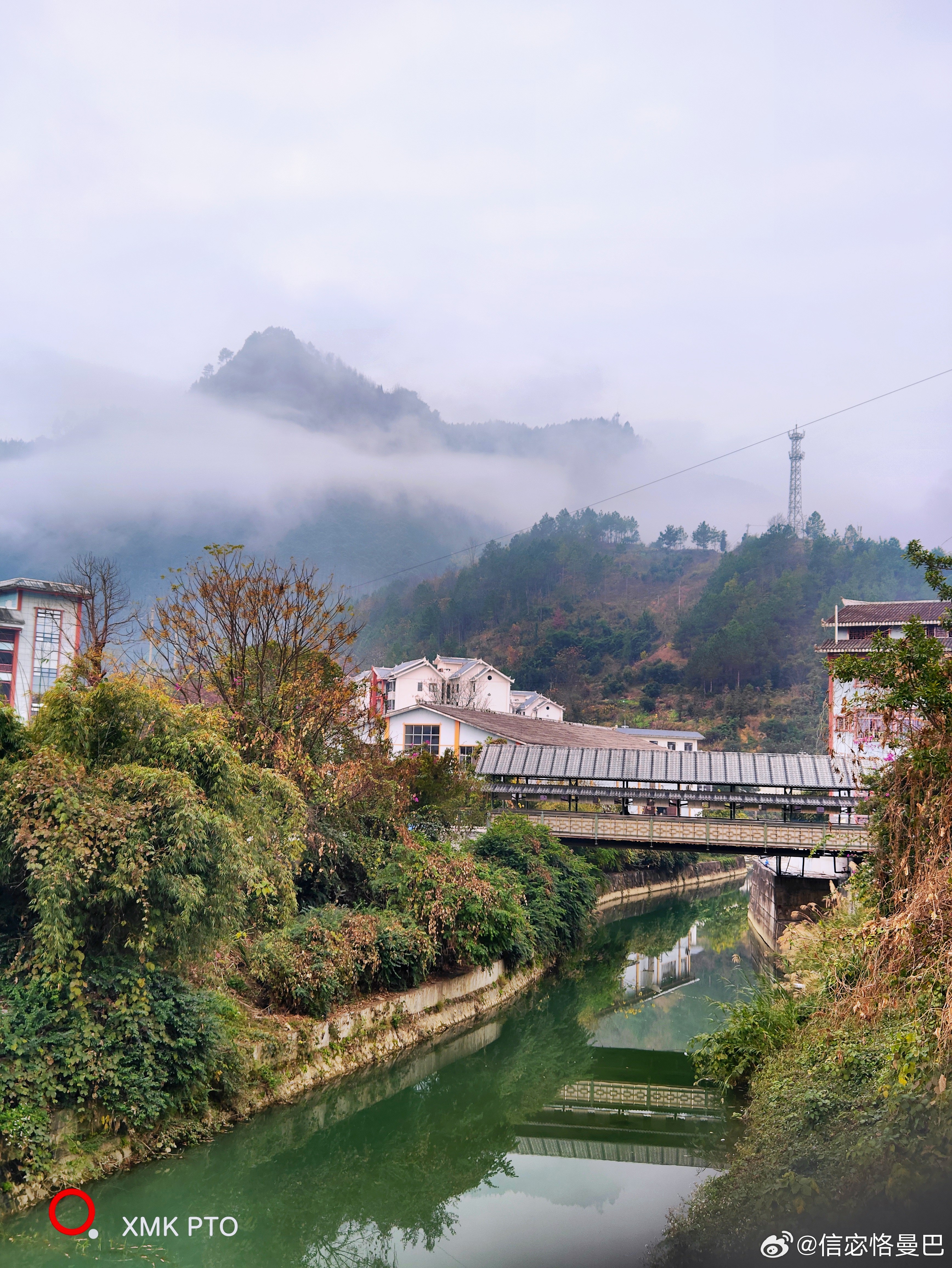 《山溪廊桥图》云锁青峦雾半遮，碧溪如镜浸晴霞；廊桥横跨清波上，白屋依山隐绿纱。风