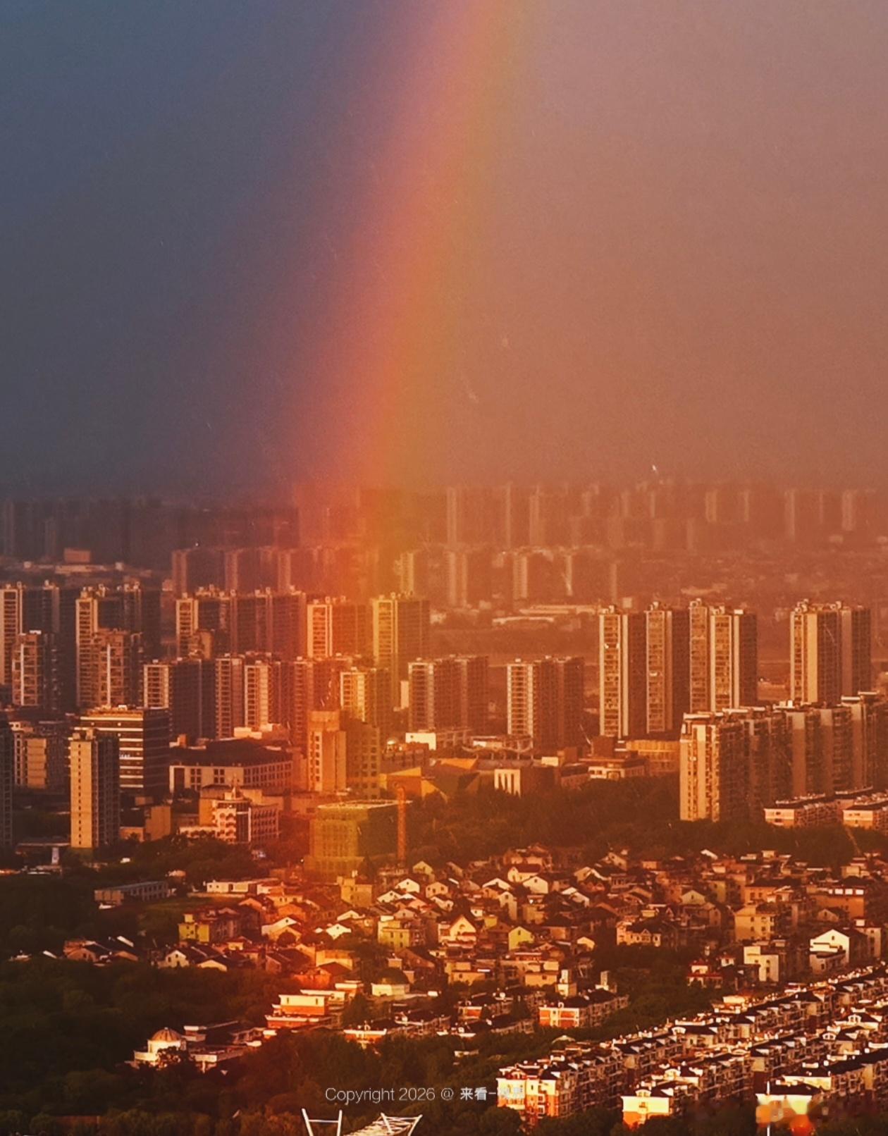 摄影师在杭州拍到暴雨彩虹同框 八月的第一天，杭州给了所有人一份惊喜。下午4点的萧