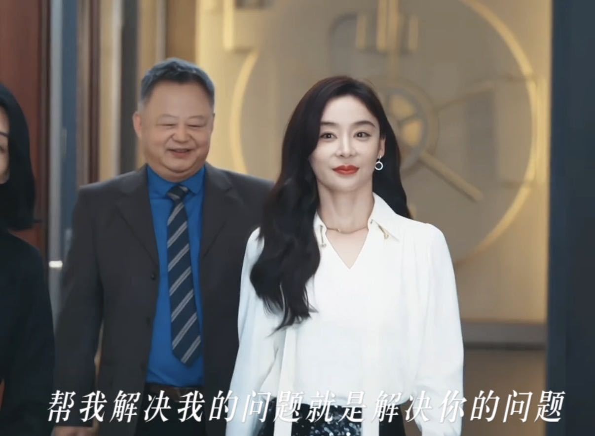 前一秒热心阿姨后一秒劝人跳楼白靓靓的双面性被袁姗姗拿捏到位，温柔安慰转瞬变冷漠劝