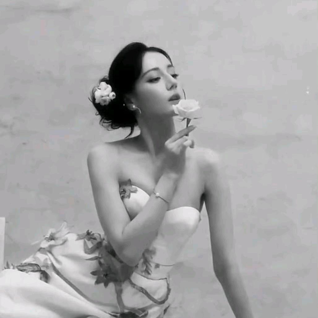 迪丽热巴[超话]迪丽热巴益起来 dlrb每日一善世界上最美丽的风景，就是有一颗善
