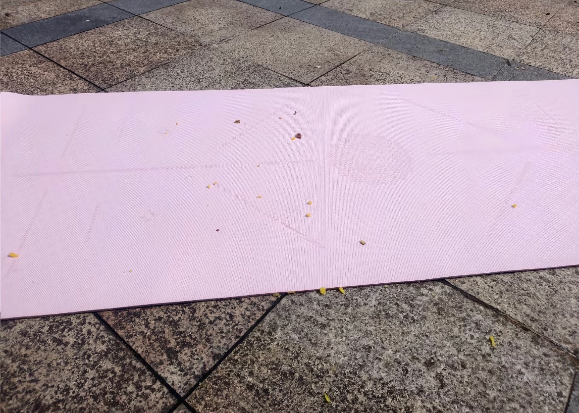 【玉林女子在某华府遭高空丢番薯砸中】近日，网友爆料称：玉林市女子在某华府小区遭遇
