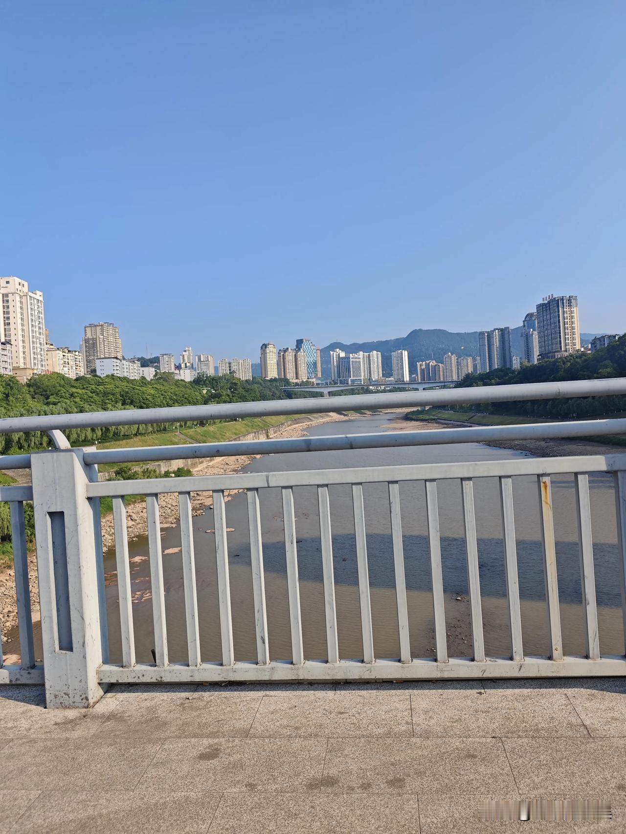 清晨桥头还是很舒服的
微风拂面，伴随热浪