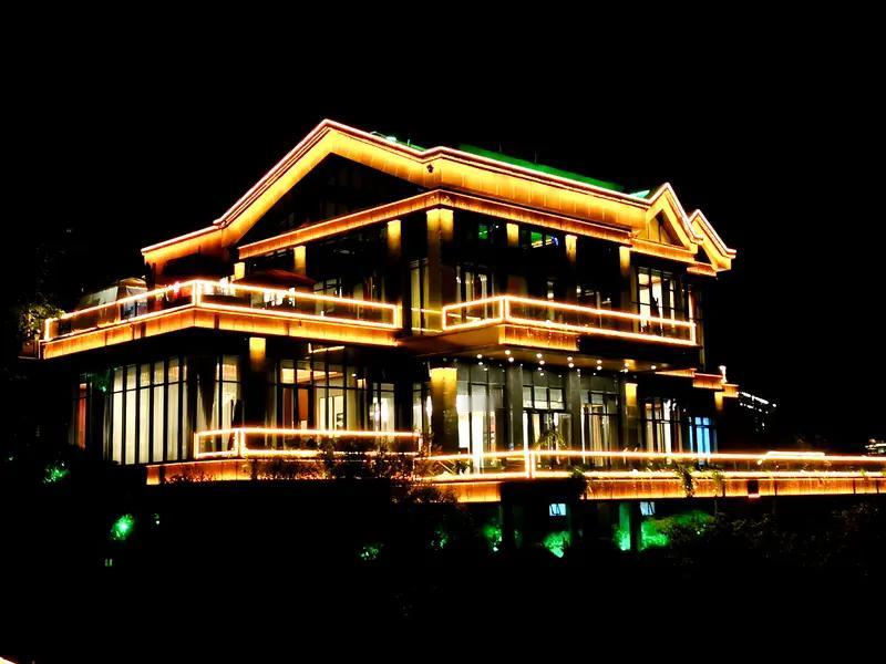 我超喜欢这句“再穷不坑朋友，再富不忘恩人，人活着，品行比钱财重要，情义比利益珍贵