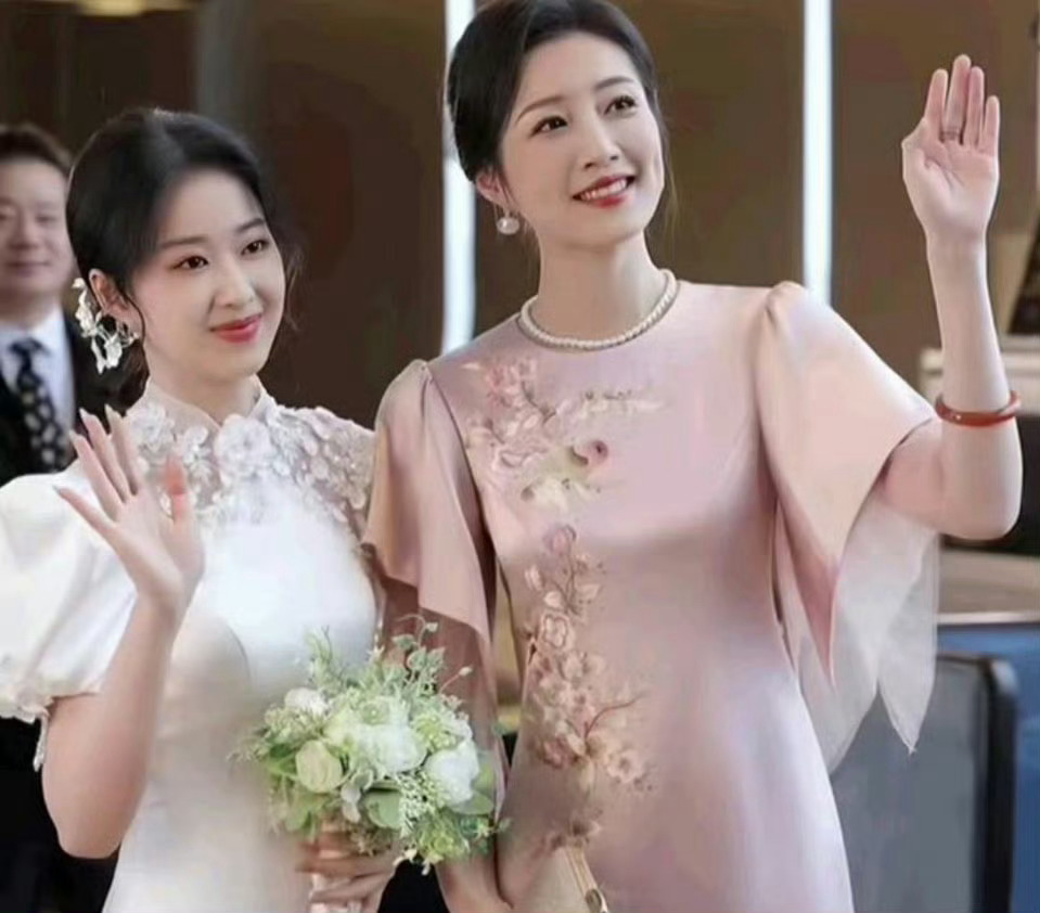 妈妈抢占了女儿的风头，备受吐槽 ​ ​​​