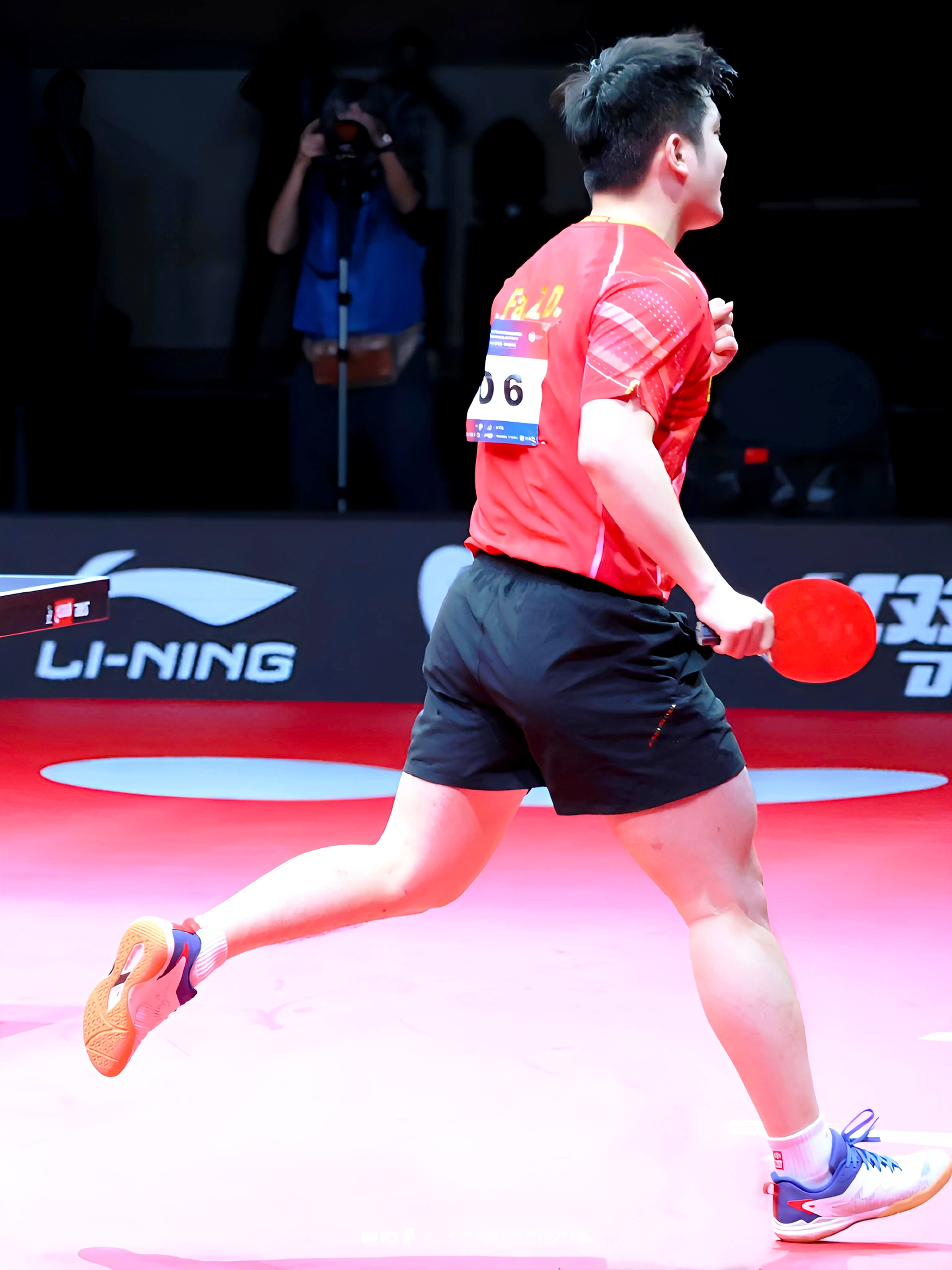 恨他的也是敬仰他的，因为他们做不到。 