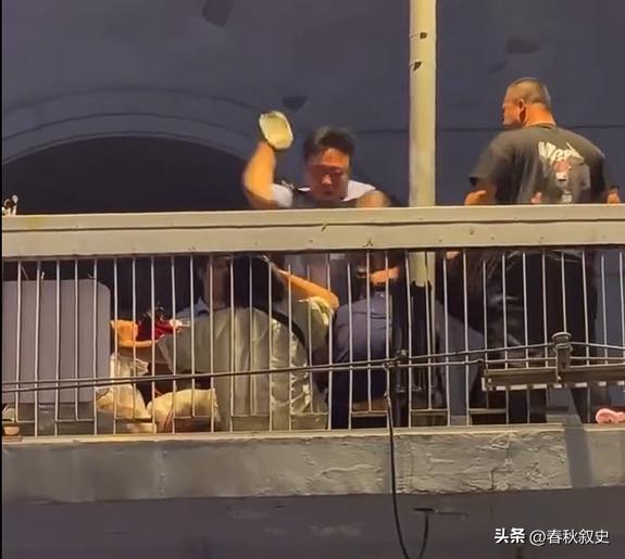 太狂了！湖北武汉，城管协管员金某与天桥摆摊的一男一女发生口角，摊主愤怒之下动了手