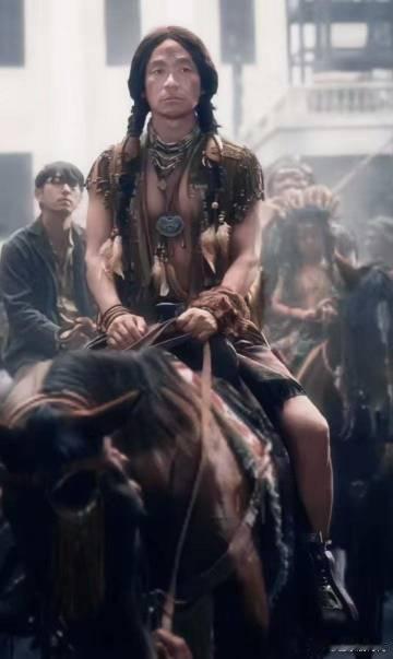 王宝强天选部落神女 唐探 1900里的王宝强，不仅非常的神秘，而且身上挂满了亮晶