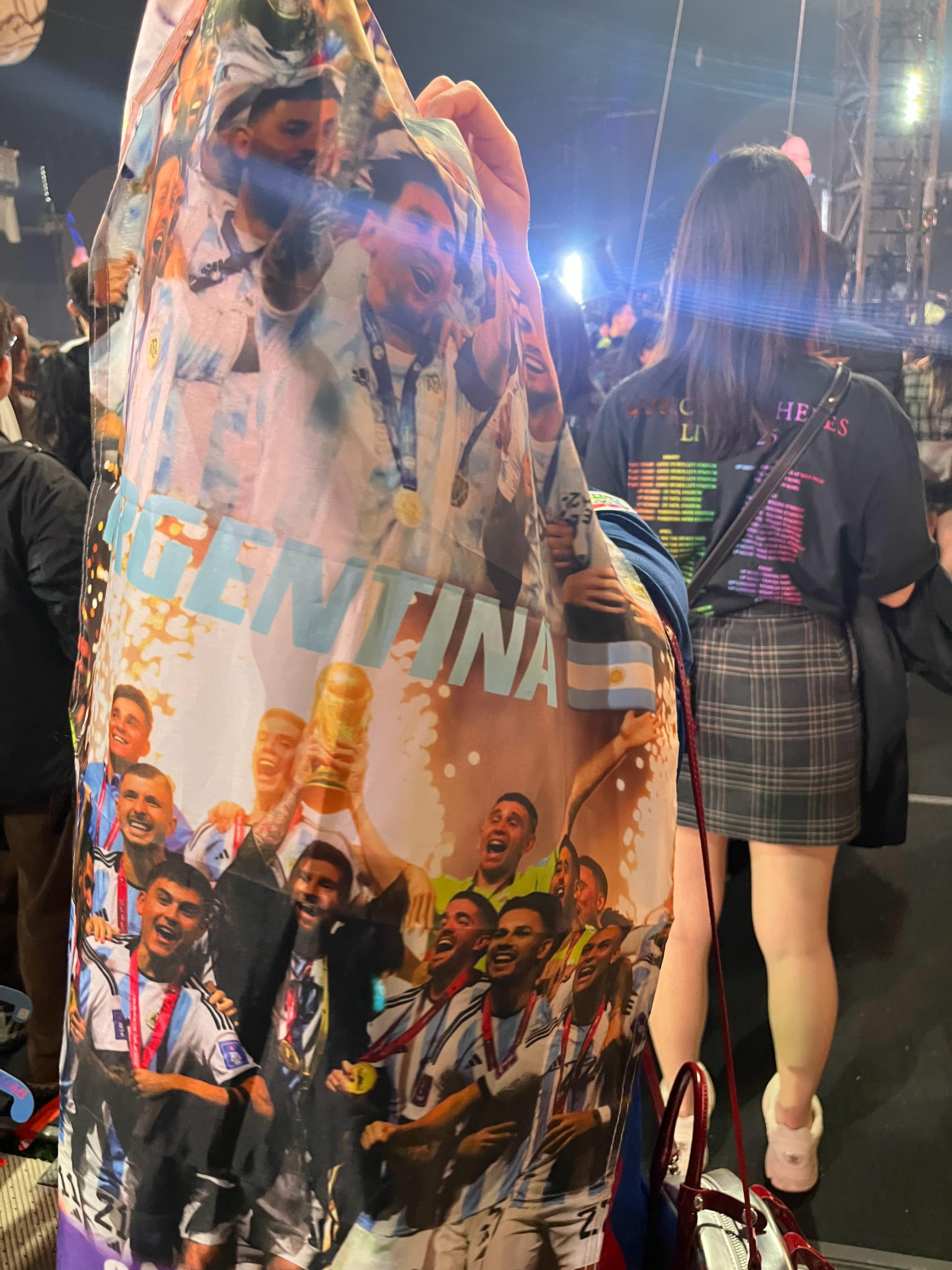 去看Coldplay顺手带了一个旗子。[彩虹屁] ​​​