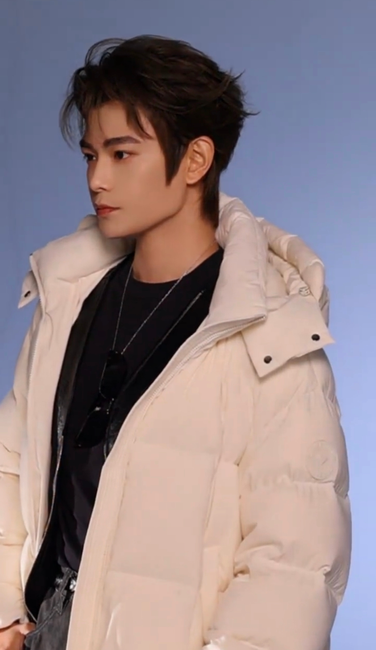 丁禹兮白色羽绒服造型花絮丁禹兮立冬倒计时丁禹兮白色羽绒服造型花絮视频，距离立冬还