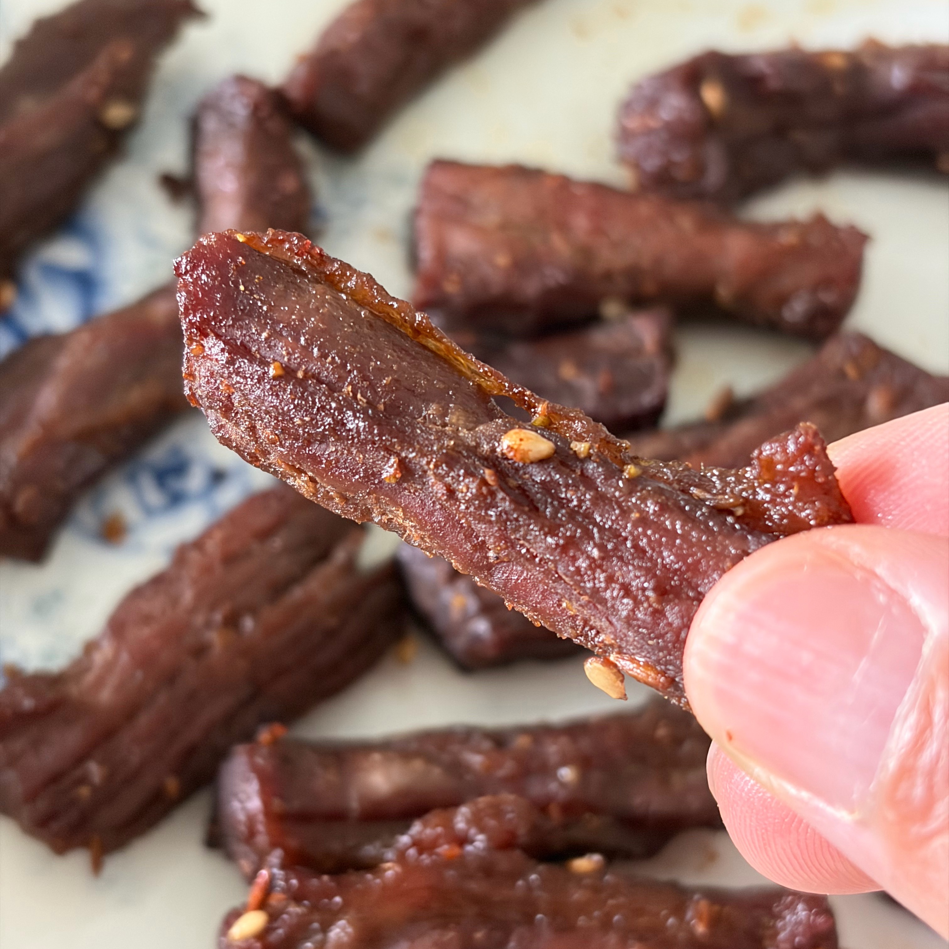 外微微焦，内超级嫩，入味友嚼劲，超好吃，吊打我吃过的任何牛肉干，不废腮帮不塞牙。