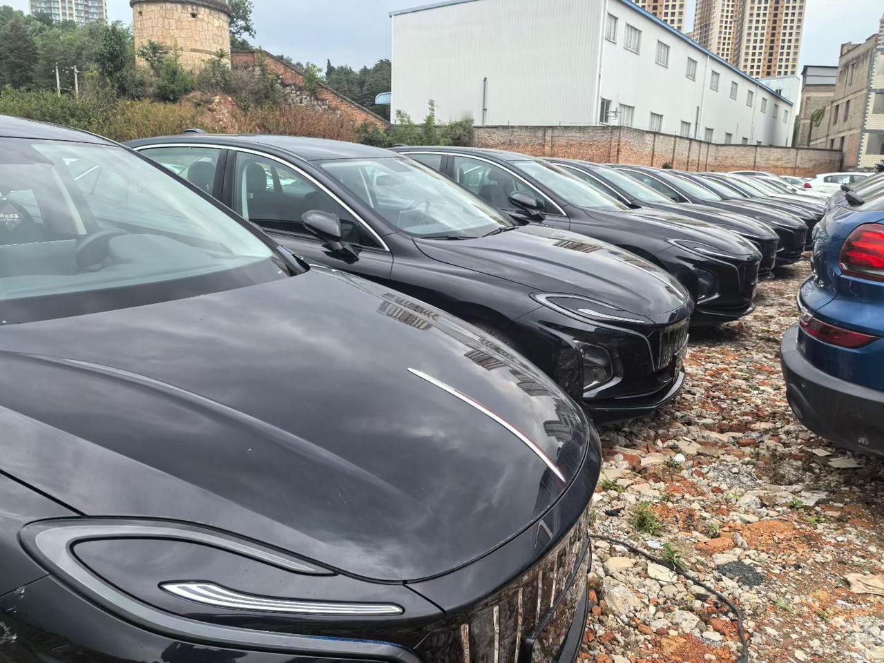 比二手车还便宜
最后8台，昆明提车
红旗eqm5指导价239800
4座431续