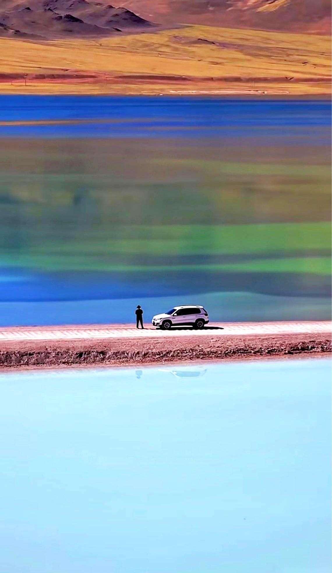 有些饭局，吃的不是饭，是人情世故。
小伙子端起杯，站起来，声音洪亮，话说得滴水不