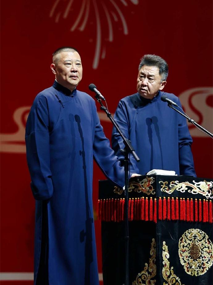 郭德纲、于谦重庆相声专场圆满成功。演出结束，张鹤伦、郎鹤炎先后晒照，分享了演出的