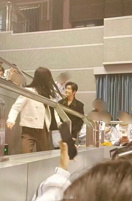 #黄晓明回青岛一中参加百年校庆# 青岛一中，百年荣光。黄晓明这位优秀校友的归来，
