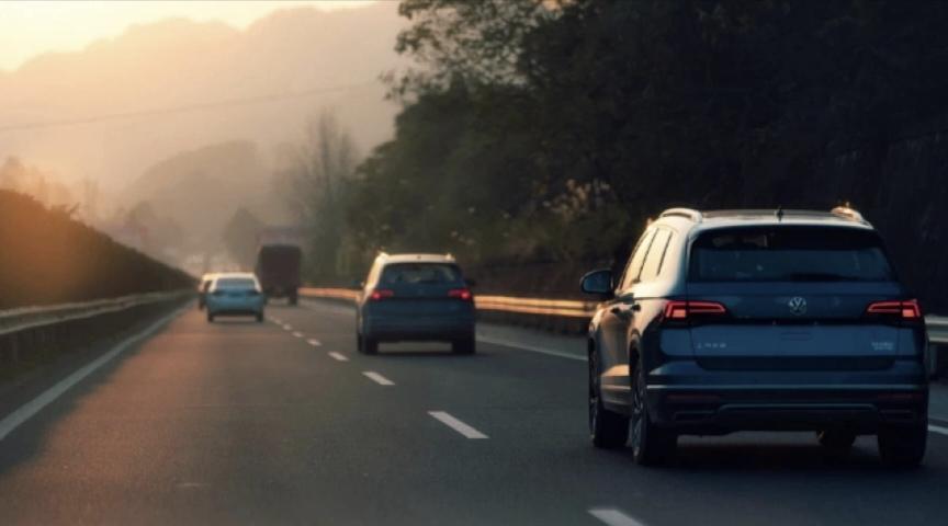 之前坐朋友的新能源车，起步太快差点追尾，一直觉得加速太猛不安全。还有次看到电子门