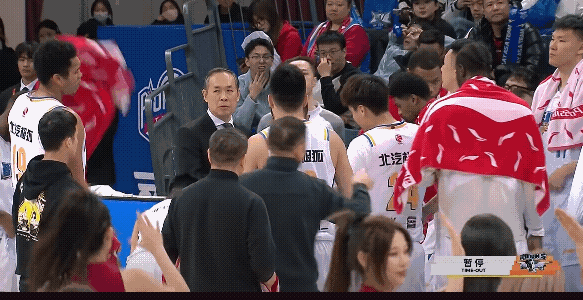 许利民指导叫个暂停，怎么看眼神是挨个在点数数球员呢？或者是在找某个老熟人，今天第