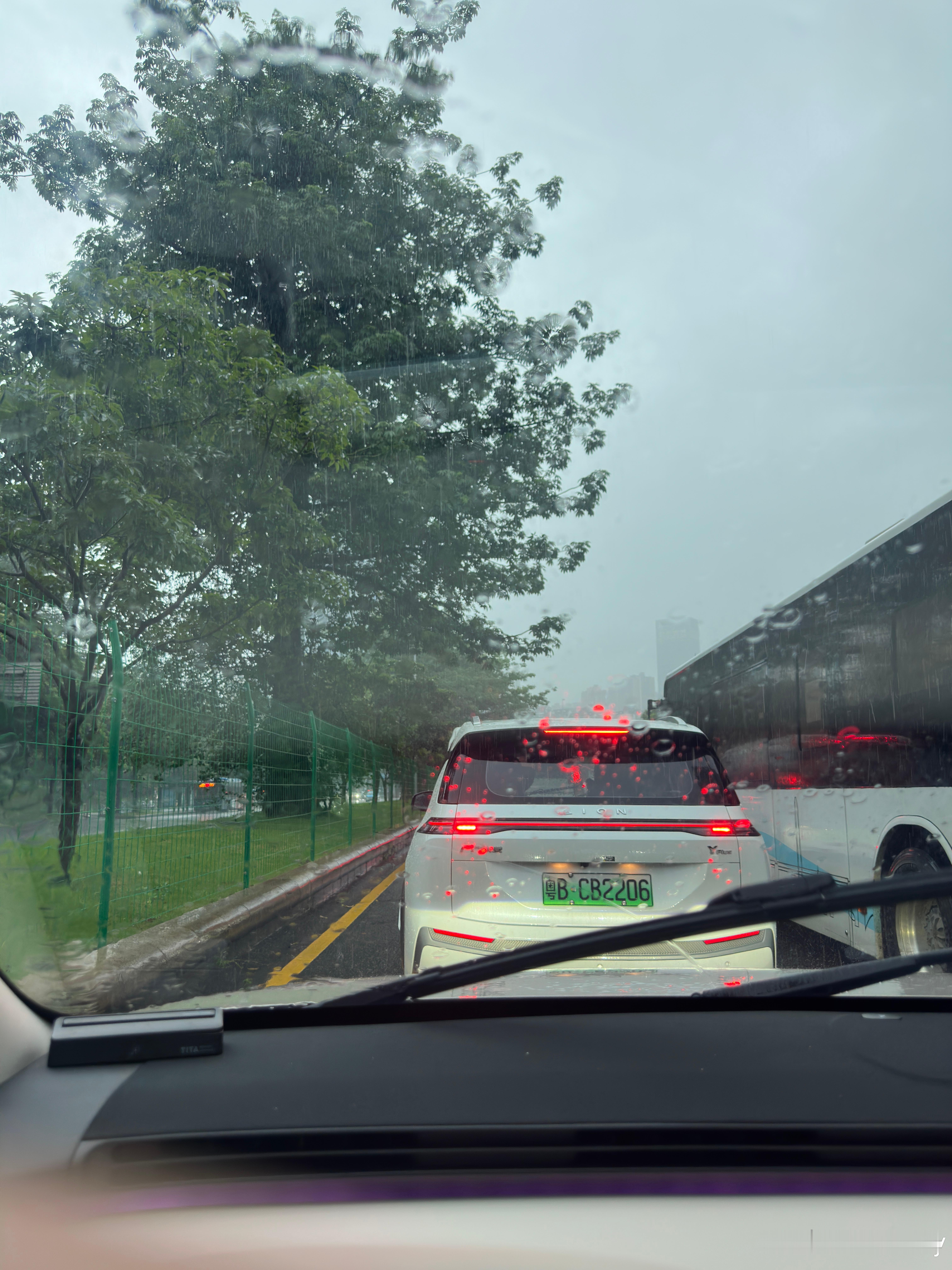 昨晚到现在雨没停过还是超级大雨深圳又增加多少泡水车啊 深圳全市暴雨戒备状态  ​