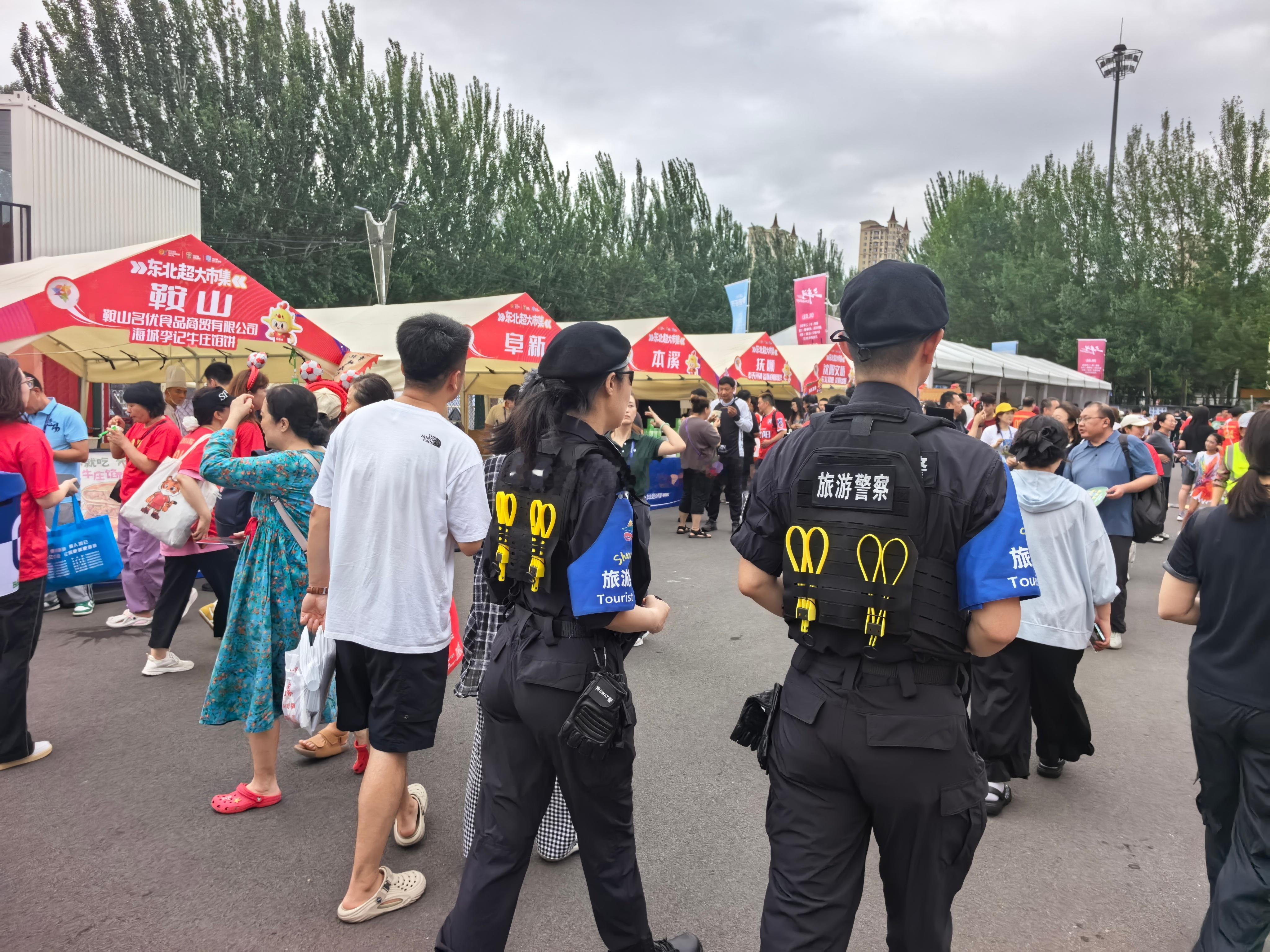 折耳根席卷东北超 逛东北超沈阳赛区配套市集，山禾君被执勤的沈阳旅游警察帅到了！男