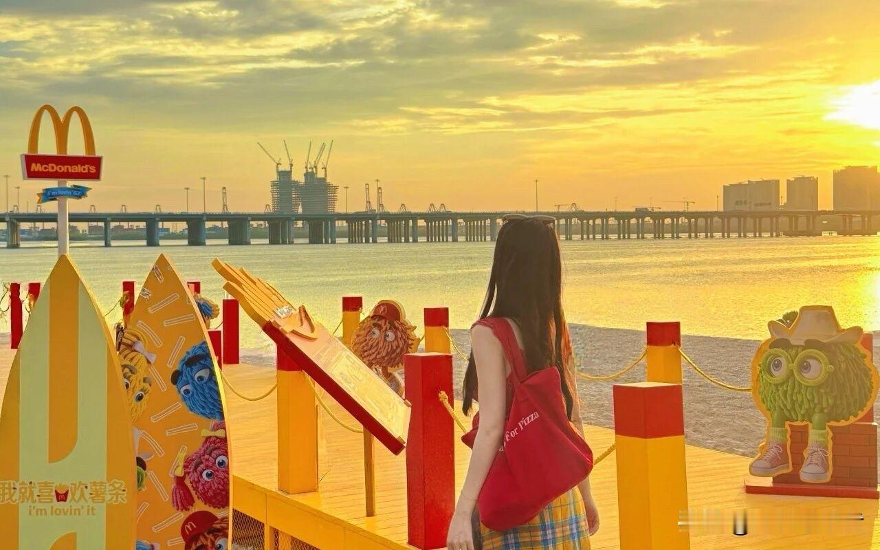 “不行，要加钱！”，邻居家的一个女孩11岁，就开始讨价还价了。放暑假了，她妈妈想