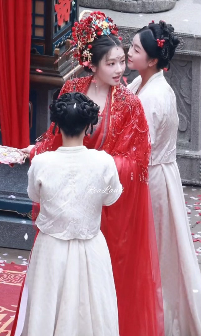李兰迪千云兮出嫁造型李兰迪千云兮大婚路透 大婚路透里掀帘那张脸明艳灵动，把娇俏感
