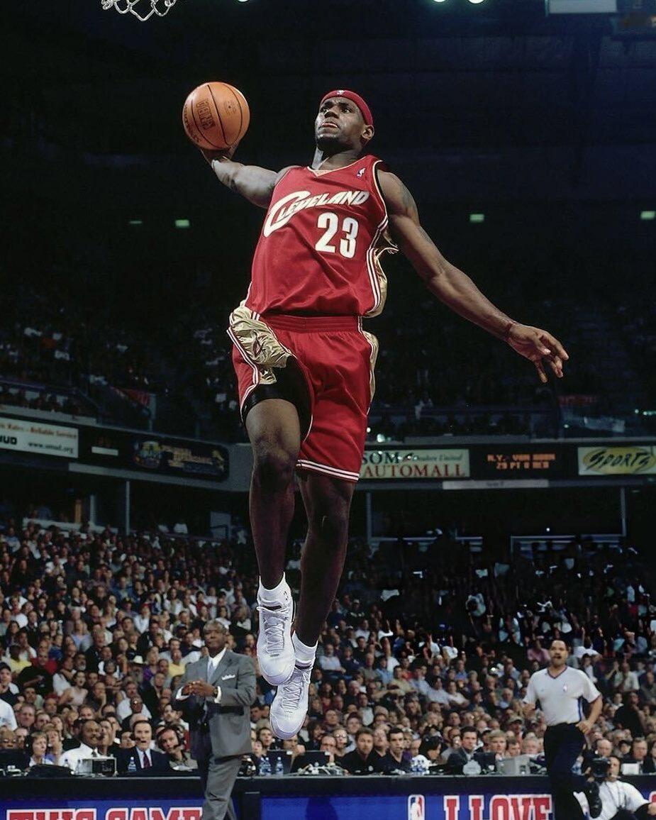 詹姆斯首秀22周年 “一段传奇就此展开！” 22年前的今天，骑士客场挑战国王，勒