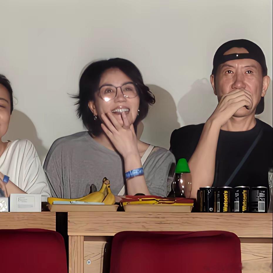 王菲惊喜现身那英演唱会，心情超好，一直在和大家互动，像个小姑娘！说实话，现在王菲