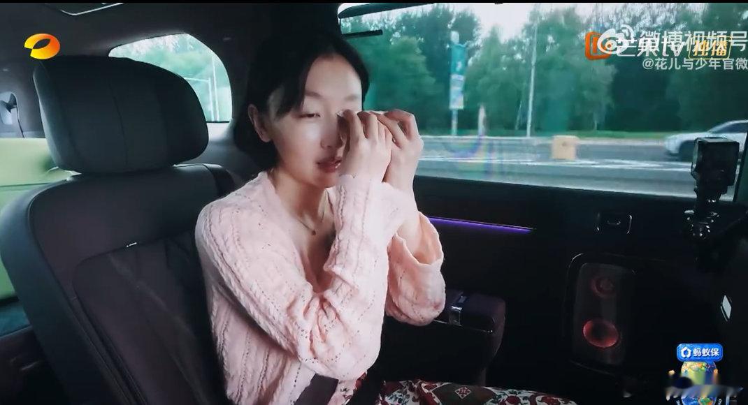 周冬雨[超话]周冬雨带了半箱子纸巾花少第一期你怎么看花儿与少年 谁被周冬雨可爱到
