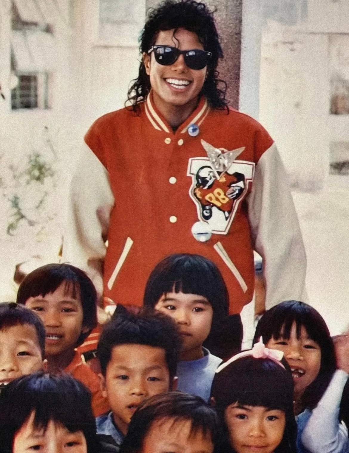 📷1987年10月，迈克尔·杰克逊在广东省中山市雍陌村。saturday3pm