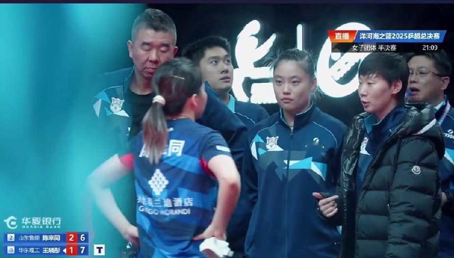 乒超赛场王曼昱化身“小教练”太有梗！
 
乒超女团半决赛的赛场也太欢乐了！陈幸同