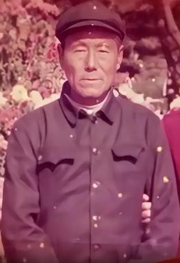 1950年11月抗美援朝德川作战期间，团长安排董明德带队执行隐蔽侦察抓俘虏任务，