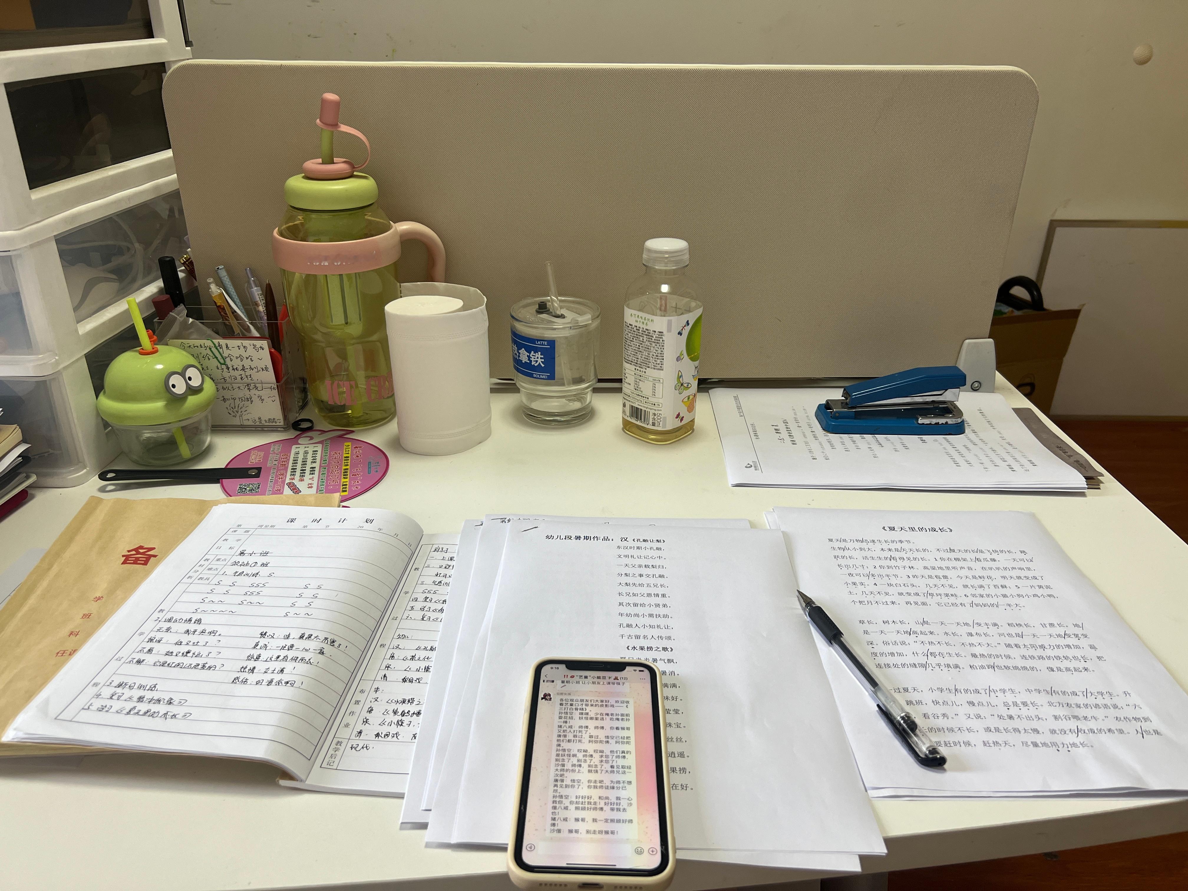 忙的秃噜秃噜转在办公室打印错东西，还要偷偷打包带走扔掉的小姐姐一枚🙊🙊🙊 
