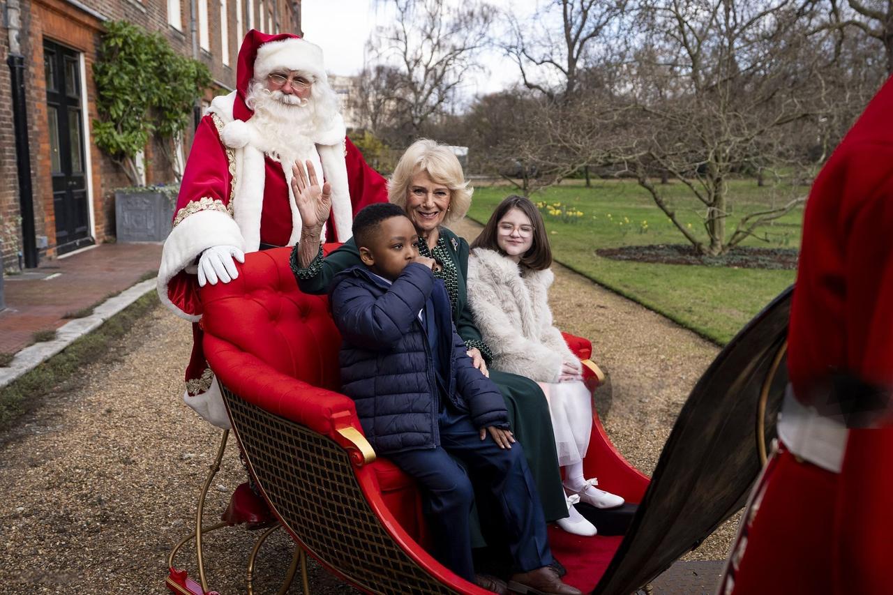 母亲在，家就在，母亲不在了，家也就散了。
戴安娜王妃去世以后，哈里王子没有和王室