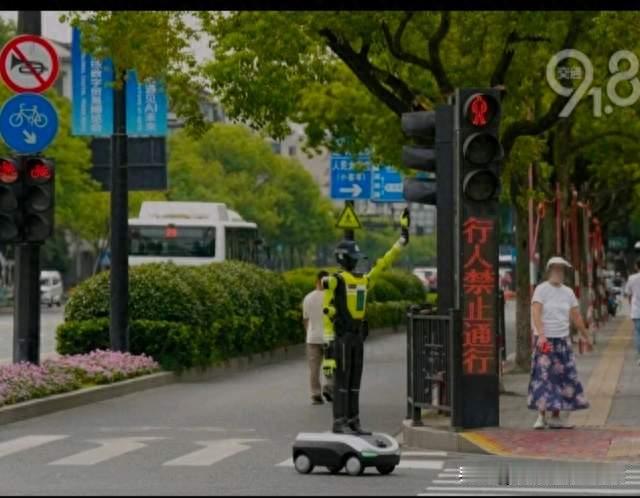 杭州街头赛博交警上新！说英文自主巡岗，70岁大伯试完直呼灵得很