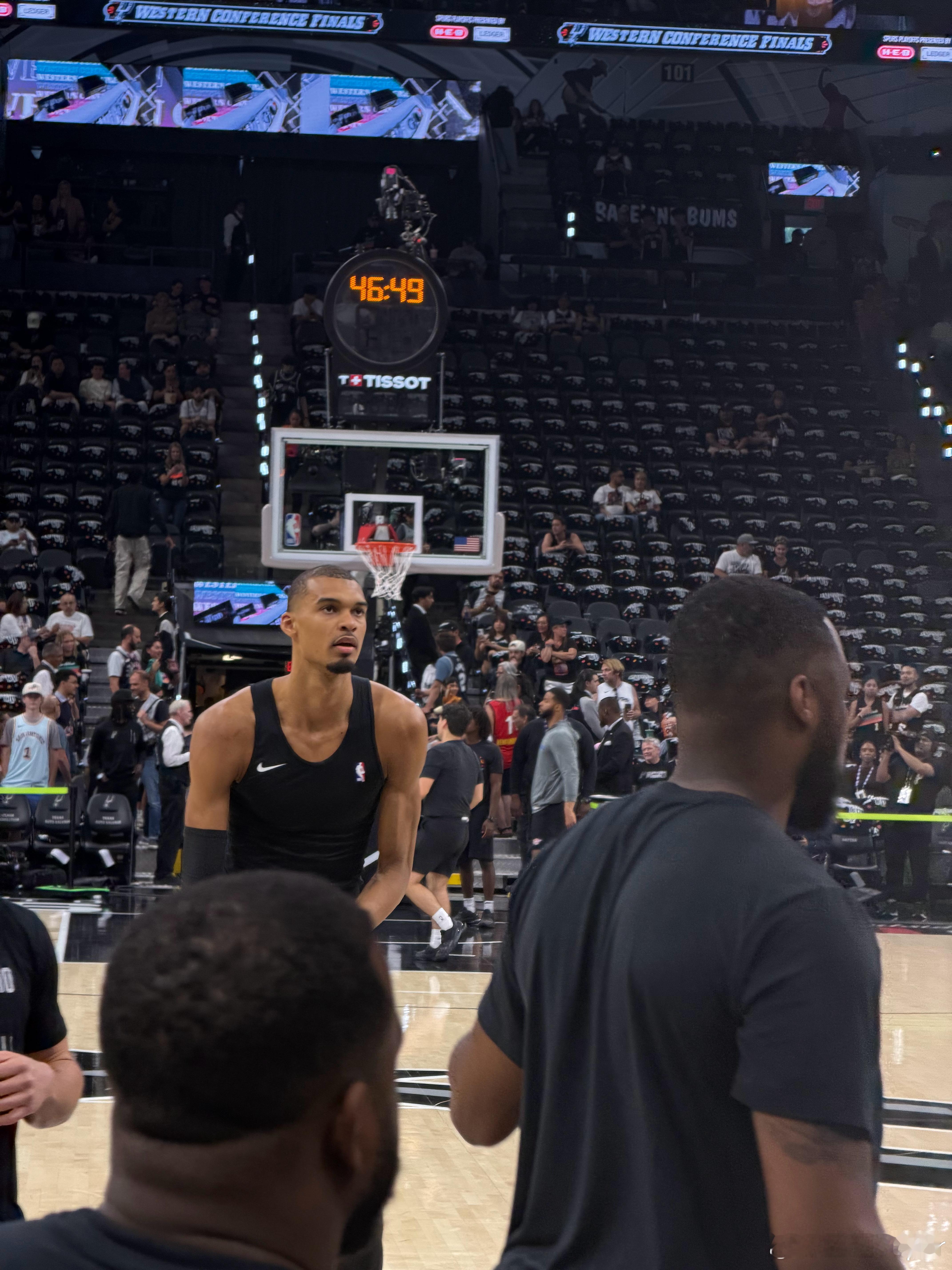 nba 文班剪头发，穿着和尚的衣服来球馆的。 美国·圣安东尼奥
