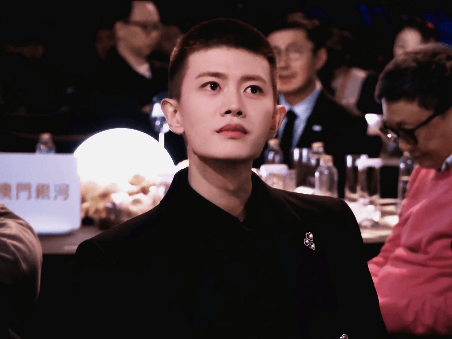 任嘉伦🌅🧡 𝗙𝗮𝗹𝗹 𝗜𝗻 𝗟𝗼𝘃𝗲思念如微风，在心间萦