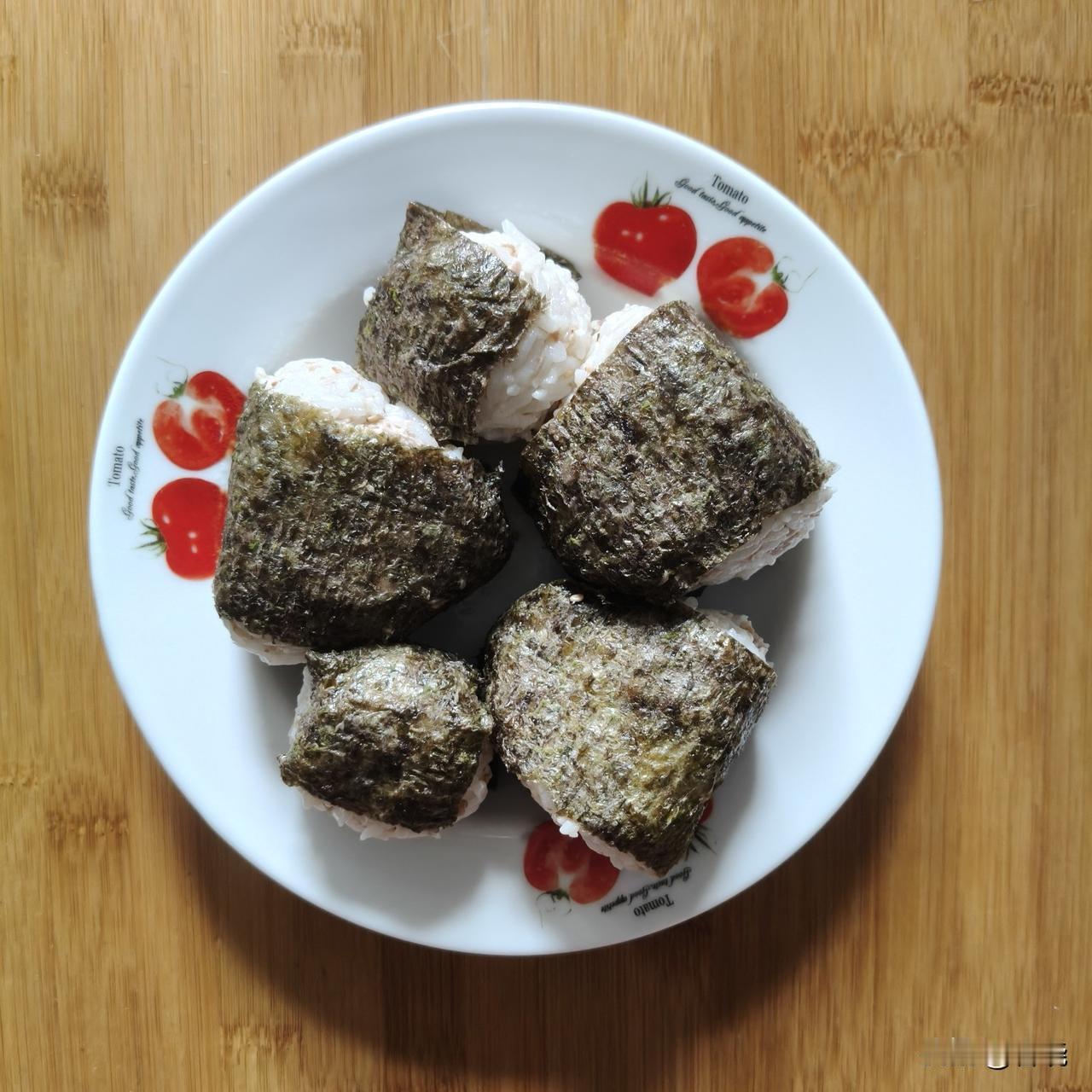 昨日剩了一些米饭，女儿在米饭里加了些白醋，与金枪鱼罐头搅拌均匀，然后把拌好的米饭