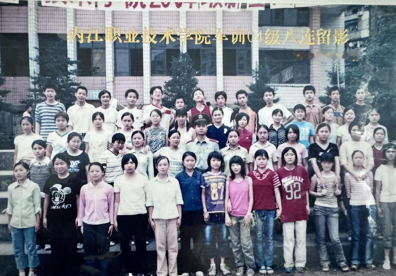 翻遍全网终于找到还有同学保存下来的毕业照 看到同学们的脸却一个名字也叫不出来 即