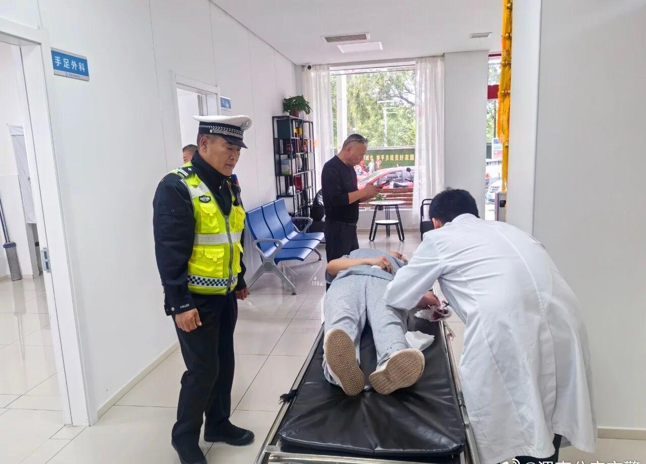 【女子手指受伤 临渭交警紧急护送就医 】节日我在岗 9月30日，临渭交警在辖区执