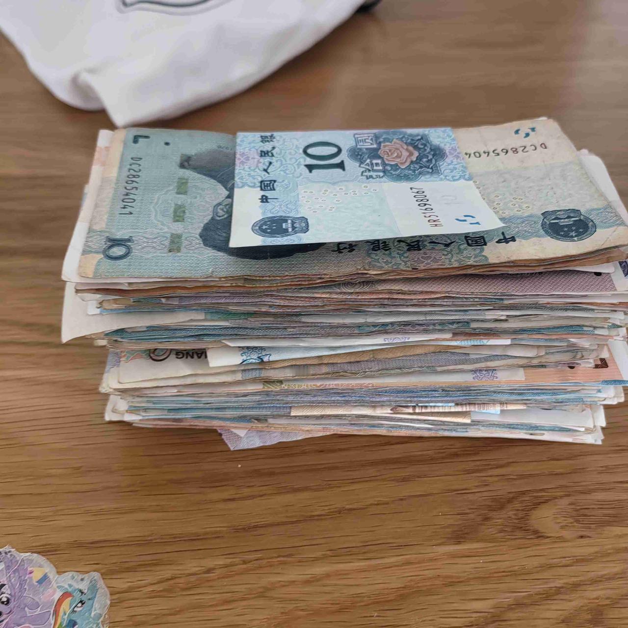 老公昨天下班回来，给了我一大把现金，说是一个客户付的2350元定金。

看着这把