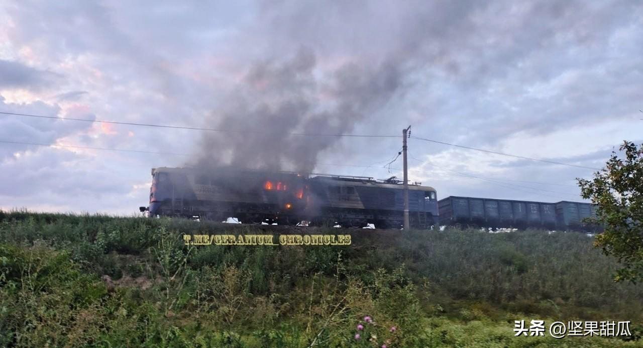 继续打击火车头。乌克兰当地博主爆料， 在第聂伯罗彼得罗夫斯克州卡缅斯克区，俄罗斯
