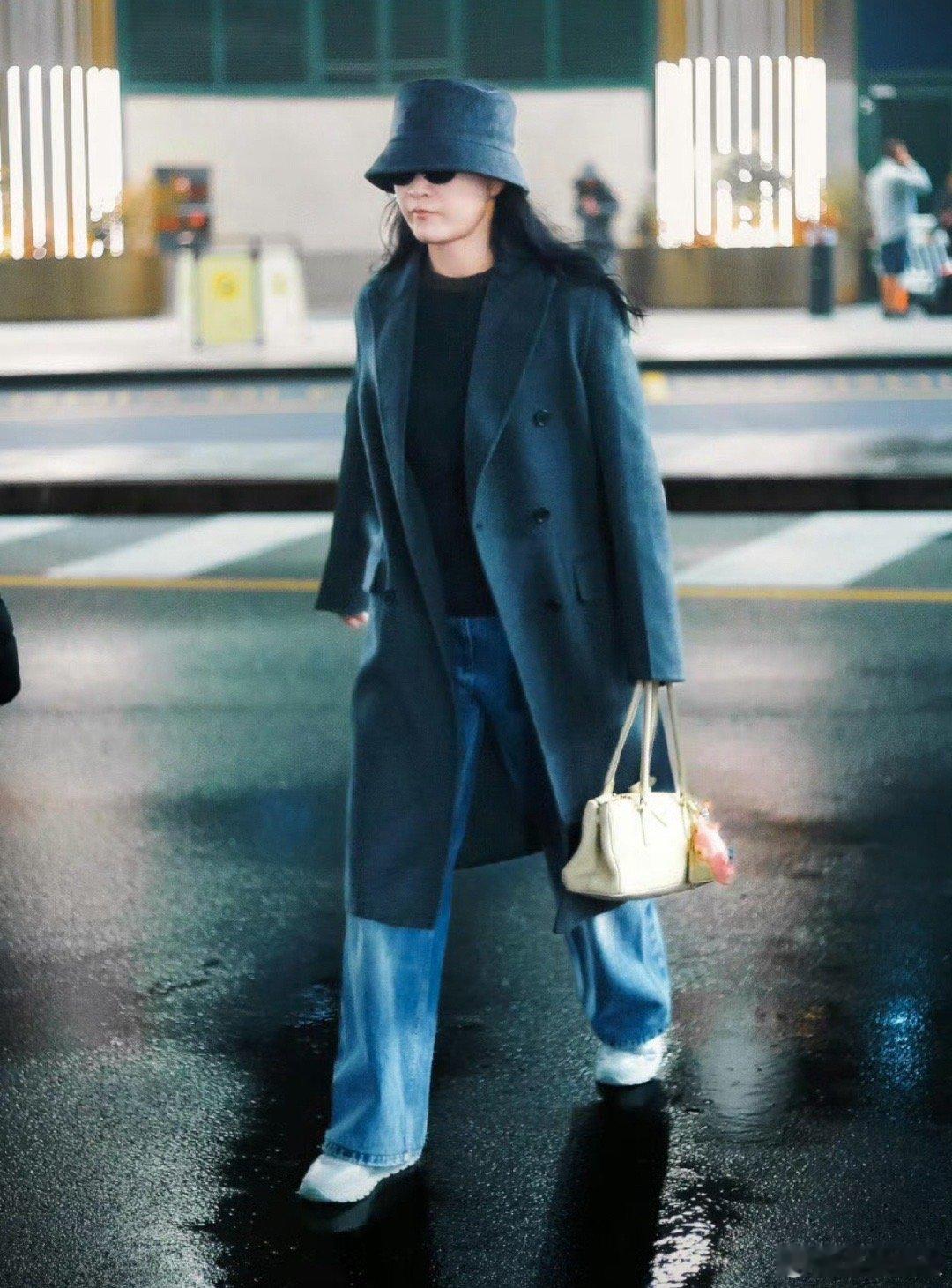 米兰男装周我姐还好，看脸是没有反弹的感觉，但还是很喜欢穿宽松的 