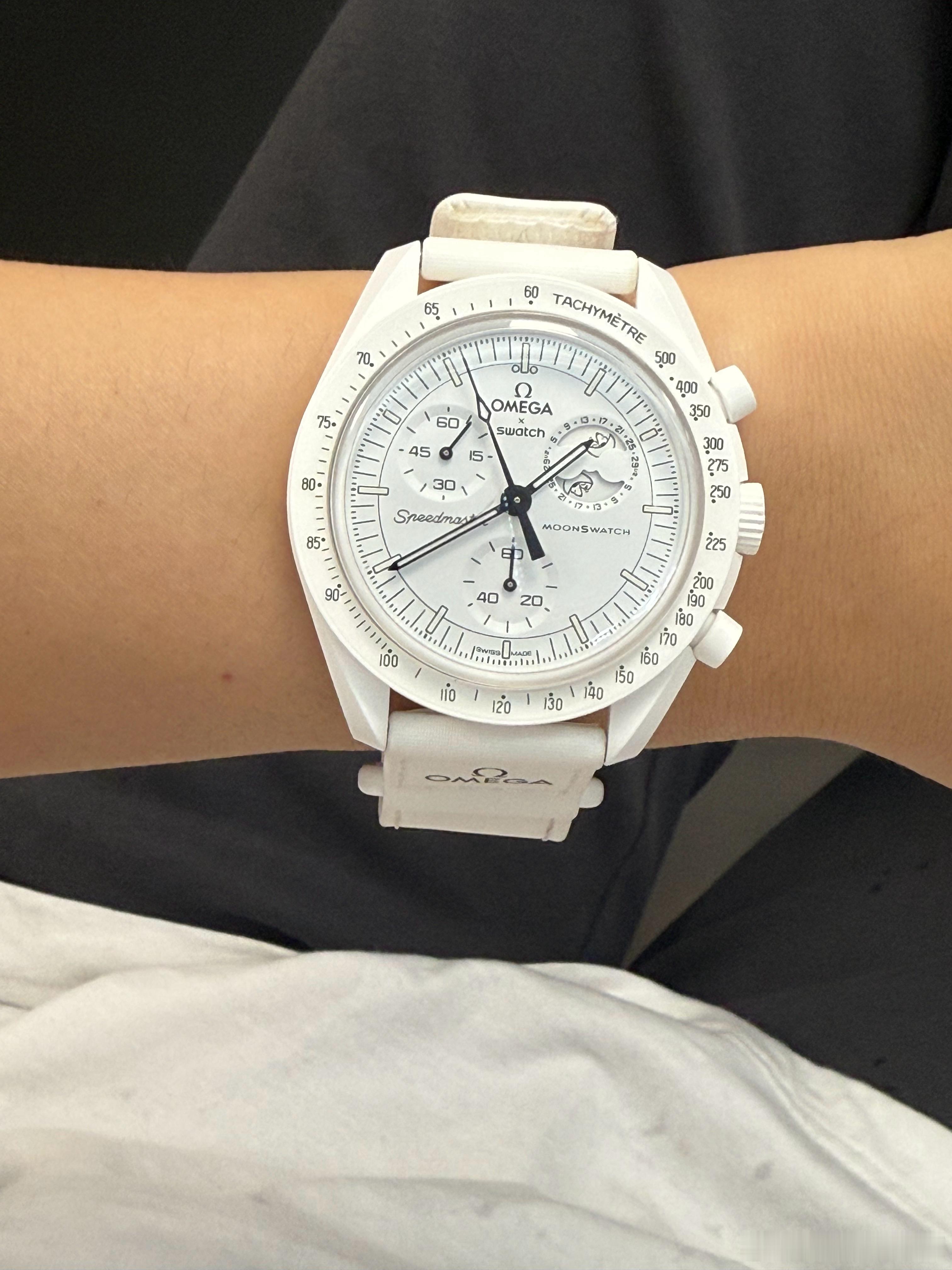 今天戴纯白史努比，我最喜欢的表之一这只Swatch x 欧米伽联名，恐怕是最成功