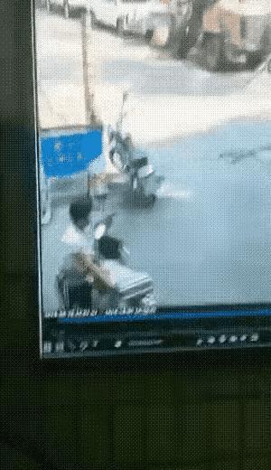 搞不懂！真心搞不懂了！
      大家看这个视频，这个骑电车的女人因为撞在旁边