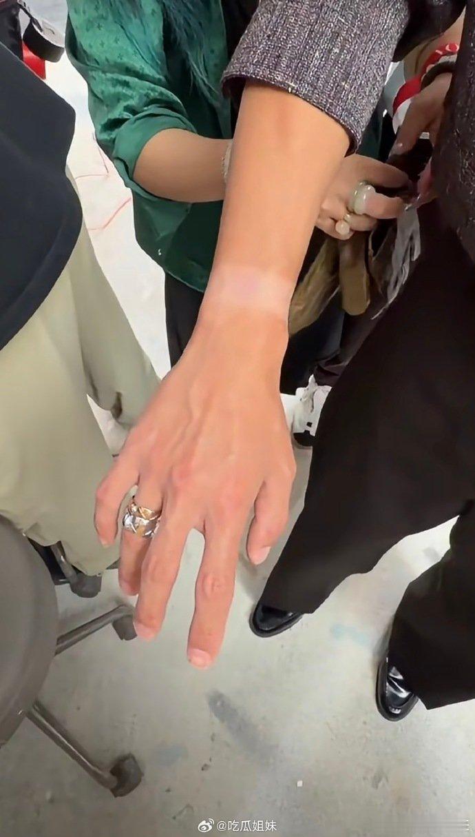 王一博手晒分层了王一博的手晒分层了 王一博手晒分层了，像条丝带 王一博杂志开售