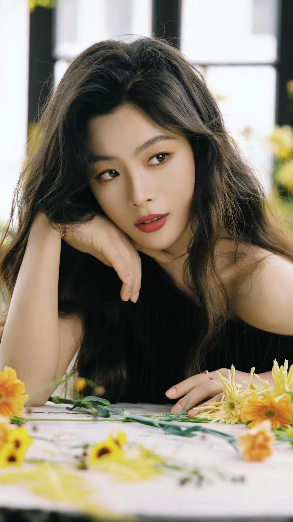 其实说白了，陈丽君能爆火，不是她长的美若天仙，也不是她的演技无敌，而是她身上的那