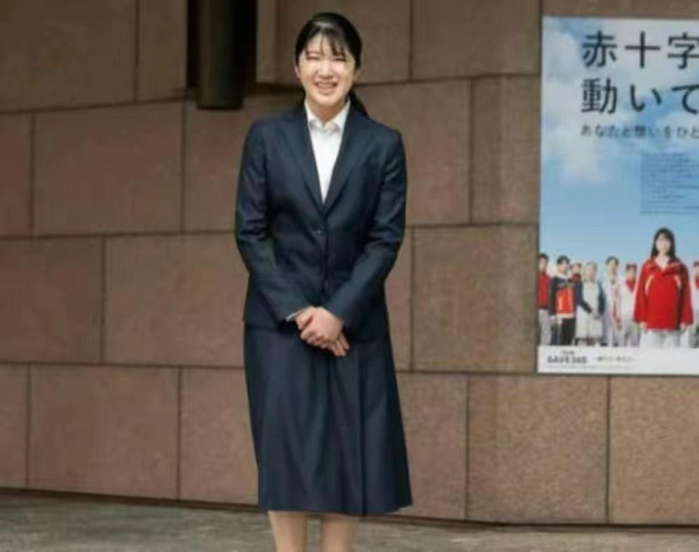 日本天皇独生女入职日本红字会，月收入仅7000
众所周知，日本天皇德仁有一个独生