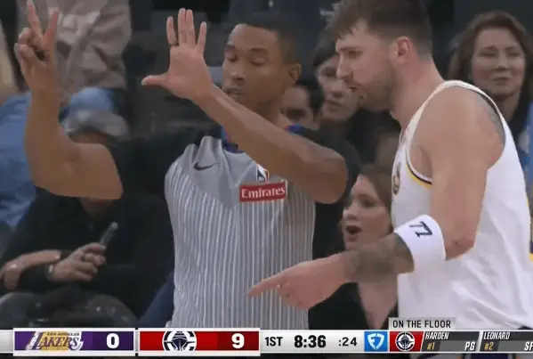 第一节比赛中，湖人开局7投0中不得分，快船得分9-0领先、篮板8-1领先。随后詹