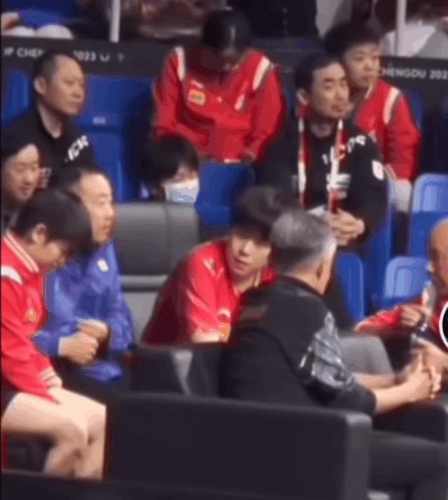 王队啊，咱这是干啥呢？
主席给你俩复盘讲战术呢，
你有认真听讲吗？眼睛看哪呢？