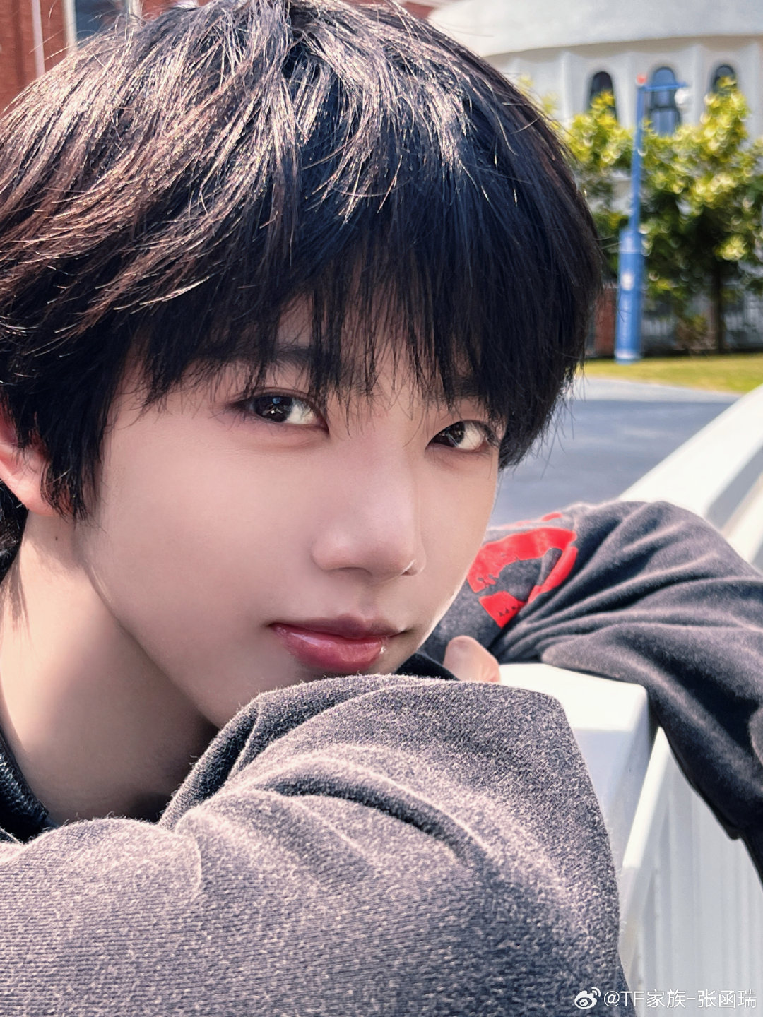 张函瑞想回家了  在外务工的小瑞瑞，工作辛苦啦！ 等拍摄结束就可以回家和家人还有